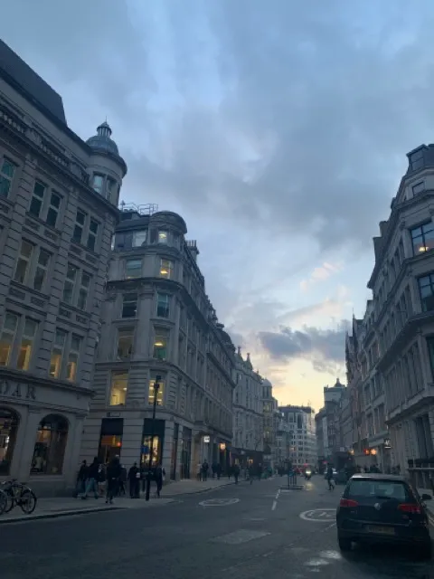 Một góc phố cổ kính ở trung tâm London lúc chiều muộn